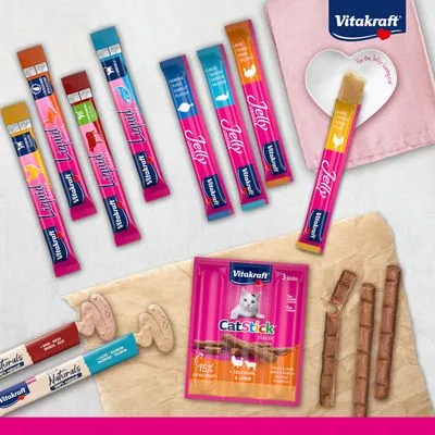Vitakraft kattensnacks: diverse sticks en jelly-sachets, verpakking met 'CatStick classic', zichtbaar merknaam Vitakraft op alle producten.