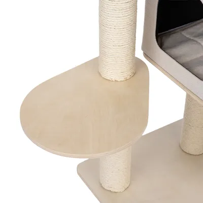 Árbol rascador con madera clara, columnas envueltas en sisal y cueva acolchada. Ideal para gatos para rascar y descansar.