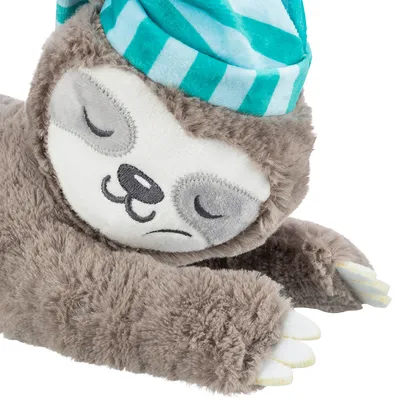 Jouet en peluche en forme de paresseux gris avec bonnet rayé bleu et blanc, yeux fermés, matière textile douce visible.