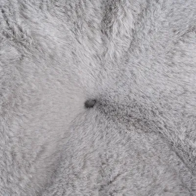 Close-up van grijs, pluizig materiaal met centraal punt. Textuur mogelijk geschikt voor dierenbed of deken.