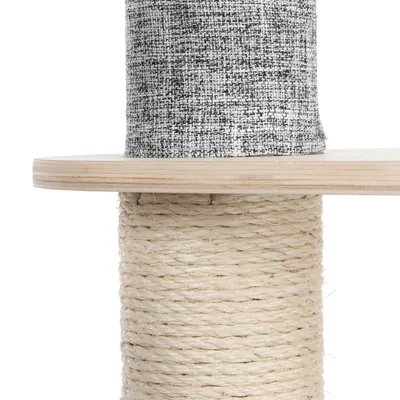 Détail d’un griffoir pour chat avec poteau en sisal, plateau en bois clair et revêtement en tissu gris chiné.