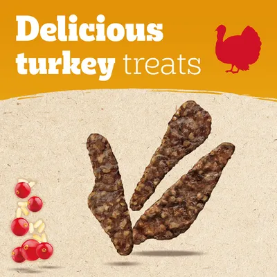 Text: Delicious turkey treats. Tre bitar kalkonsnacks, illustration av tranbär och frön samt en röd siluett av en kalkon syns.