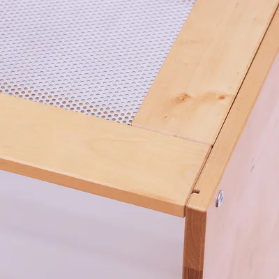 Vista dettagliata di una cornice in legno con piastra metallica perforata, adatta per mobili o costruzione di recinti.