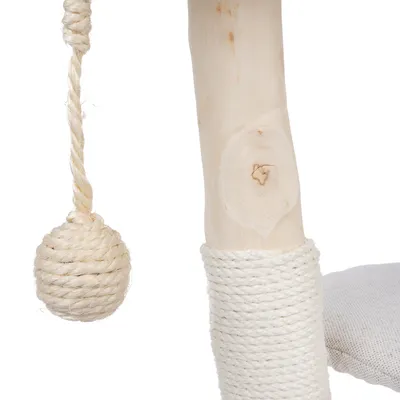 Elemento de árbol rascador de madera clara con cuerda de sisal enrollada y pelota de juego colgante de cuerda.