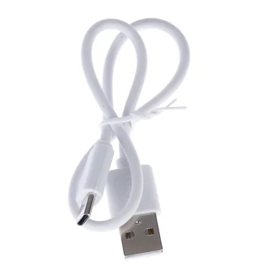 Weisses USB-Kabel mit Standard-USB-Anschluss und Micro-USB-Stecker, geeignet für Datenübertragung oder Aufladen.