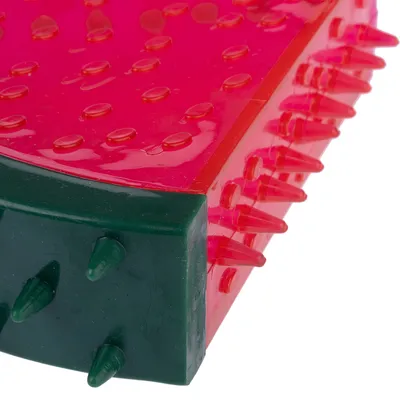 Παιχνίδι σε σχήμα κόκκινης και πράσινης φράουλας με προεξοχές και αιχμηρές υφές από πλαστικό.