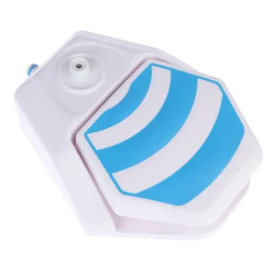 Valkoinen muovisäiliö, jossa on sinivalkoinen painonappikansi ja liitäntäaukko, sopii nesteen annosteluun.