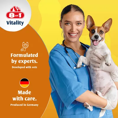 8in1 Vitality. Formulated by experts. Developed with vets. Made with care. Produced in Germany. Text v angličtine, nemecká vlajka, veterinár drží psa.