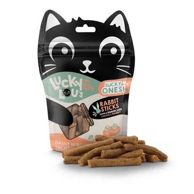 Lucky Lou's Rabbit Sticks, пиле и заек. Без зърнени култури, без добавена захар. Опаковка с котешки мотив и видими снаксове.