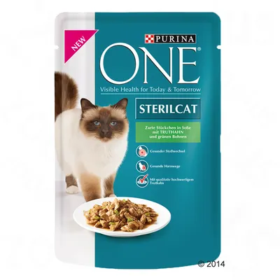 Sachet Purina ONE Sterilcat, texte en anglais et allemand, image d’un chat et d’une assiette de morceaux en sauce. Mention « NEW » en haut à gauche.
