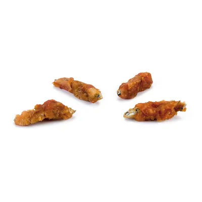 Cuatro snacks de pescado seco, envueltos en carne de pollo marrón.