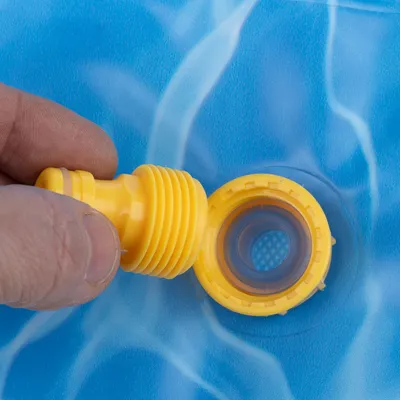 Keltainen kierrekorkki suodattimella sinisellä taustalla, näyttää liitoksen yksityiskohdan.