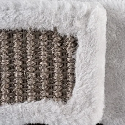 Närbild av klösträdsmaterial: flätad sisal med mjuk, vit plyschkant.