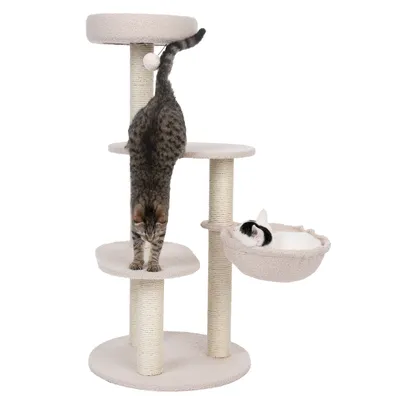 Kratzbaum mit drei Ebenen, Hängematte und Spielball. Eine Katze streckt sich auf der unteren Ebene, eine andere ruht in der Hängematte.