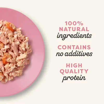 100% natural ingredients, contains no additives, high quality protein – tekst w języku angielskim widoczny obok porcji karmy na różowym talerzu.
