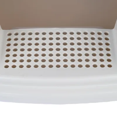 Alfombrilla blanca de plástico con agujeros redondos, adecuada para limpiar patas o como base para areneros para gatos.