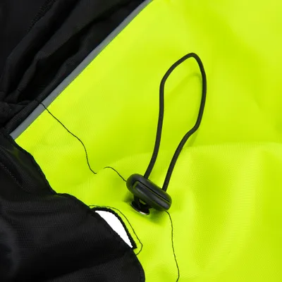 Detailaufnahme eines gelben Stoffmaterials mit schwarzer Kordel und Kunststoffverschluss, geeignet zur Anpassung oder Befestigung.