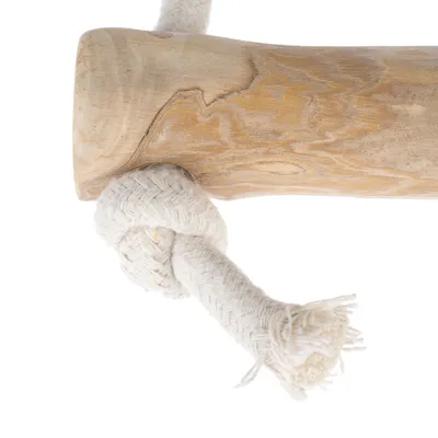 Barra de madera con cuerda de algodón anudada, adecuada para jugar o trepar.