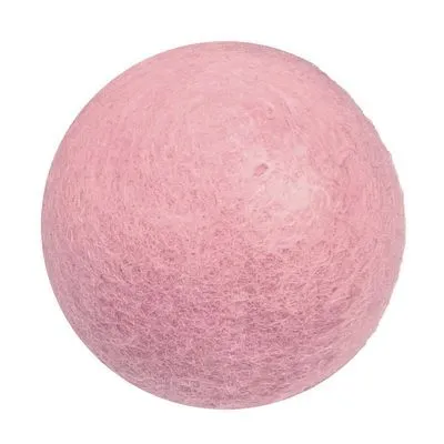 Roze bal van viltmateriaal, geen merknaam of tekst zichtbaar.
