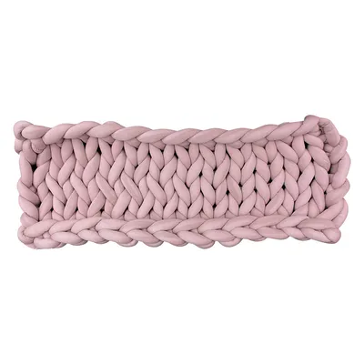 Panier rectangulaire en tissu tricoté rose, mailles épaisses visibles, sans marque apparente ni texte.