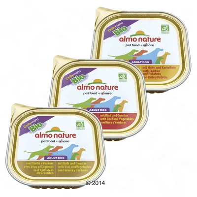 Tri embalaže Almo Nature Bio Daily Menu Adult Dog, vidni napisi: mit Rind und Gemüse, mit Huhn und Kartoffeln, mit Kalb und Gemüse. AB certifikat na vsaki embalaži.