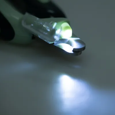 Nahaufnahme einer beleuchteten Krallenschere mit LED-Licht und Edelstahlklingen.