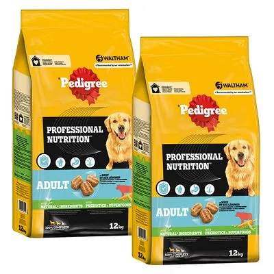 Twee zakken Pedigree Professional Nutrition Adult hondenvoer, 12 kg per zak. Tekst op verpakking: natural ingredients, with prebiotics & superfoods, afbeelding van brokken en hond.