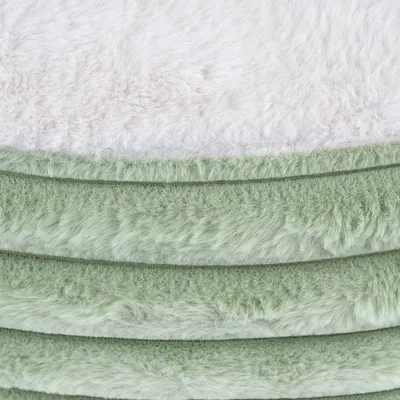 Nahaufnahme von weichem, flauschigem Material in Weiss und Grün, geeignet für Heimtierprodukte wie Betten oder Decken.