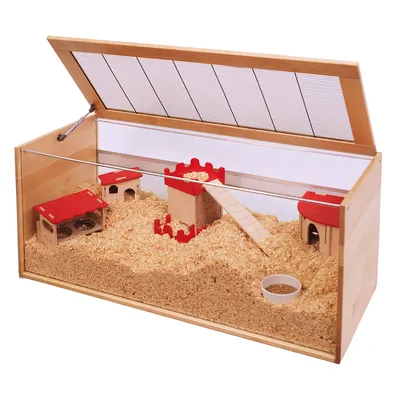 Holz-Nagerkäfig mit Plexiglasfront, rotem Zubehör, Einstreu, Futter- und Wassernapf, Spielturm mit Rampe und zwei Häuschen. Deckel aus Drahtgitter geöffnet.
