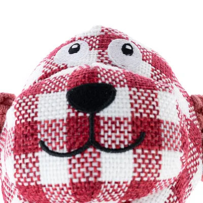 Jouet pour chien en tissu à motif carreaux rouges et blancs, museau noir brodé, yeux ronds brodés, gros plan sur la tête du jouet. Matière textile visible.