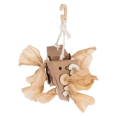 Jouet suspendu en carton, bois et corde avec éléments froissés marron clair, crochet en bois pour accrocher. Aucun texte ou marque visible.