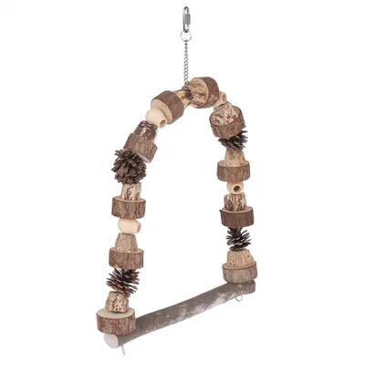 Perchoir suspendu en bois naturel avec rondins, perles et pommes de pin, chaîne métallique et crochet de fixation visibles. Convient pour cage à oiseaux ou rongeurs.
