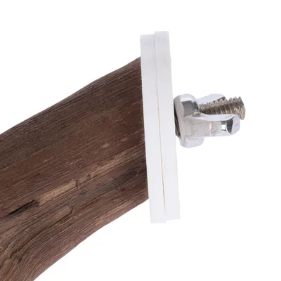 Holzstück mit Metallbefestigung und weisser Kunststoffscheibe, geeignet für Montagezwecke.