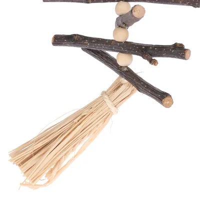 Jouet composé de bâtonnets en bois naturel, perles en bois clair et fagot de paille attaché, tous les éléments sont visibles sur fond blanc.