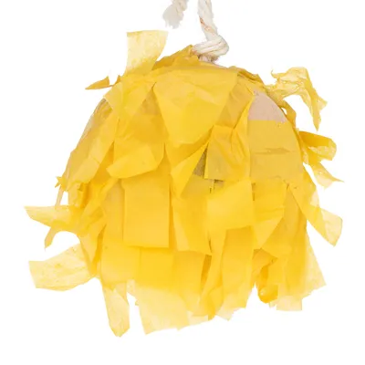 Boule suspendue recouverte de papier jaune, accrochée par une corde épaisse blanche. Aucun texte ou marque visible.