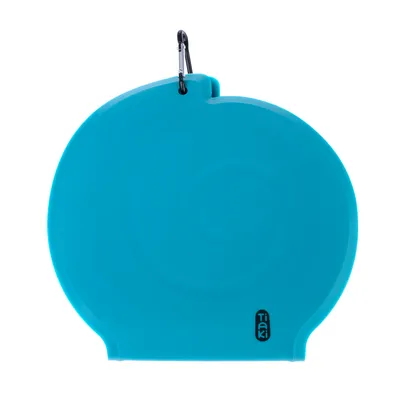 Couvercle bleu en silicone avec mousqueton, marque Tiaki visible en bas à droite.