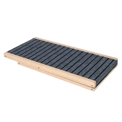 Houten ramp met grijze, antislip tapijtbekleding en zijdelingse schroeven voor stabilisatie.