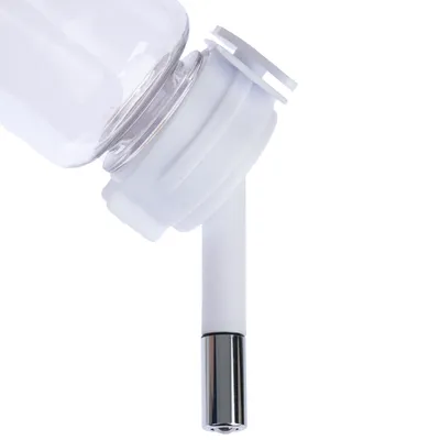 Bouteille d’eau transparente avec embout blanc et bec métallique, vue rapprochée du système de distribution.