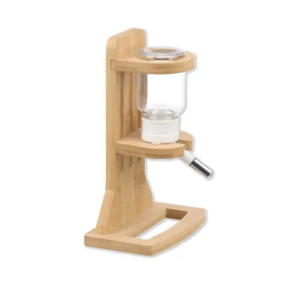 Bouteille d’eau transparente avec support en bois et bec métallique, structure verticale à poser sur une surface plane. Aucun texte ou marque visible.