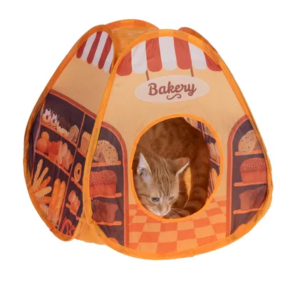 Spielzelt in Bäckerei-Design mit orangefarbenem Stoff und Brot-Motiven. Katze sitzt im Inneren des Zeltes.