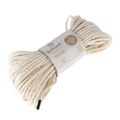Bundel sisaltouw met etiket: 'natural paradise SISAL ROPE', zichtbaar materiaal: sisal, kleur: naturel. Geschikt voor diverse toepassingen.