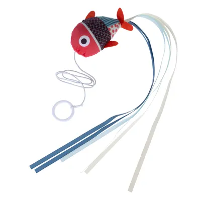 Pez de juguete con aletas rojas, diseño colorido y cintas largas azules y blancas. Con cuerda y anillo para sujetar.