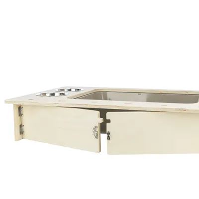 Holzgestell mit zwei Edelstahl-Näpfen und Stauraum hinter zwei Türen. Geeignet für die Aufbewahrung von Tierfutter oder Zubehör.