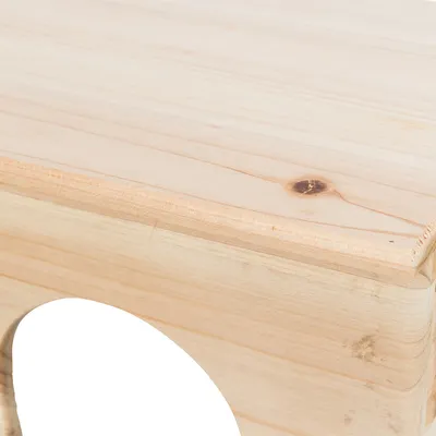 Holzstruktur eines Produkts mit glatter Oberfläche und sichtbarer Maserung. Rechteckige Form mit abgerundeten Kanten.