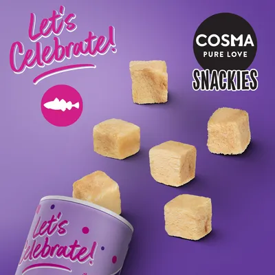 Cosma Pure Love Snackies. Gefriergetrocknete Snacks mit Fisch, Text: Let's Celebrate!, violette Verpackung und Würfel-Snacks sichtbar.