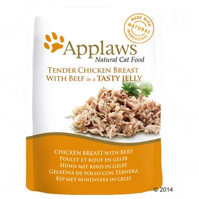 Sachet Applaws Natural Cat Food, Poulet et bœuf en gelée. Texte visible : Made with natural ingredients, Chicken breast with beef, Poulet et bœuf en gelée.