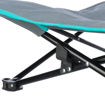 Detailansicht eines faltbaren Gestells aus schwarzem Metall mit grauem Stoffbezug und türkisfarbenem Rand.