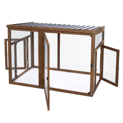 Enclos rectangulaire en bois et grillage métallique, toit incliné à lattes, deux portes ouvertes visibles à l’avant et sur le côté.