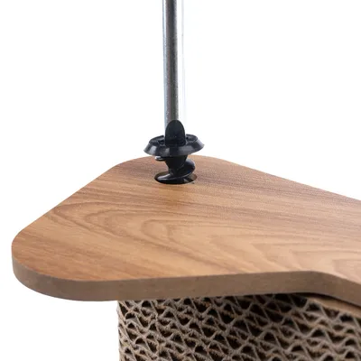 Detaljan prikaz drvene ploče s metalnom šipkom i crnom pričvršćivačem, ispod vidljiva struktura valovitog kartona.