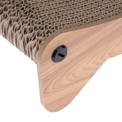 Detaljan prikaz grebalice od valovitog kartona s izgledom drveta i crnim plastičnim zatvaračem.